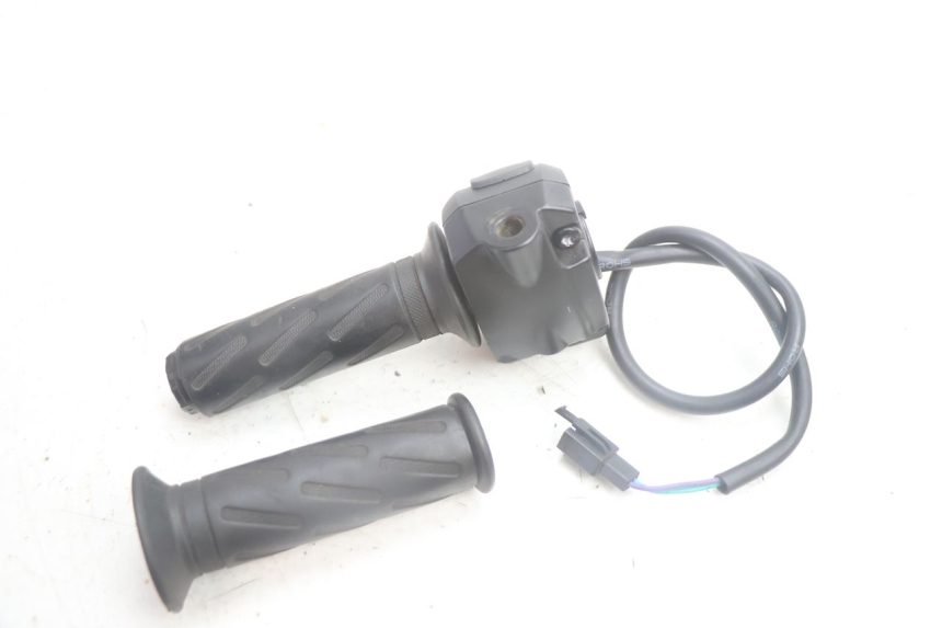 photo de COMMODO DROIT PEUGEOT KISBEE 2T 50 (2010 - 2017) - Points de fixation