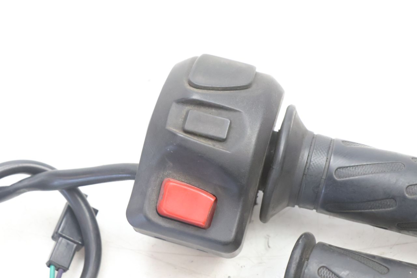 photo de COMMODO DROIT PEUGEOT KISBEE 2T 50 (2010 - 2017) - Détail de la pièce