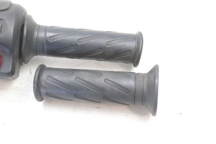 photo de COMMODO DROIT PEUGEOT KISBEE 2T 50 (2010 - 2017) - Autre angle de vue
