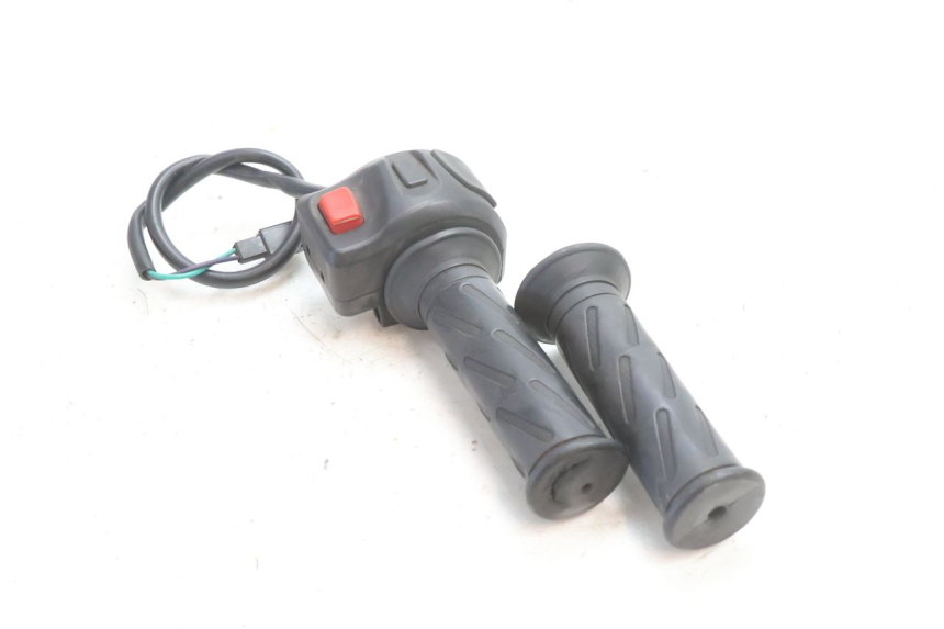 photo de COMMODO DROIT PEUGEOT KISBEE 2T 50 (2010 - 2017) - Gros plan technique