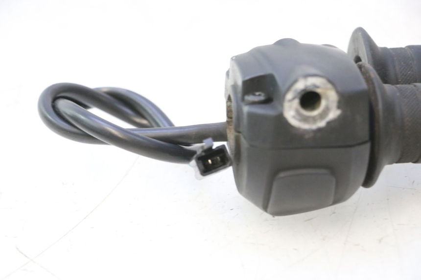 photo de COMMODO DROIT PEUGEOT KISBEE 4T 50 (2023 - 2026) - Gros plan technique