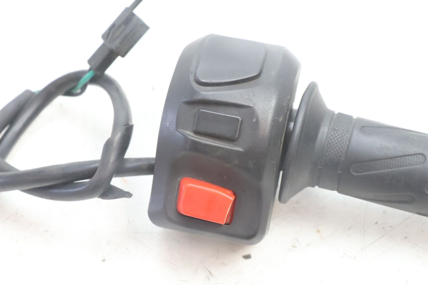 photo de COMMODO DROIT PEUGEOT KISBEE 4T 50 (2010 - 2017) - Détail de la pièce
