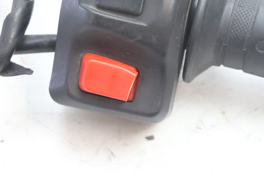 photo de COMMODO DROIT PEUGEOT KISBEE 4T 50 (2010 - 2017) - Zoom état d’usage