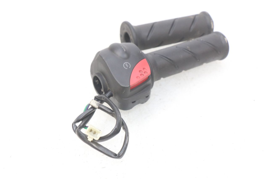 photo de COMMODO DROIT PEUGEOT LUDIX 50 (2008 - 2017)
