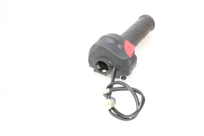 photo de COMMODO DROIT PEUGEOT LUDIX 50 (2008 - 2017) - Gros plan technique