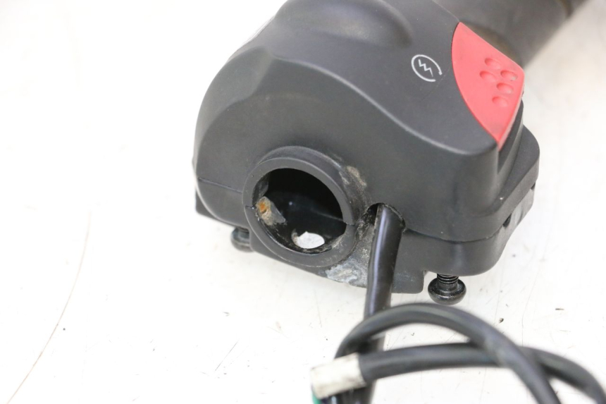 photo de COMMODO DROIT PEUGEOT LUDIX 50 (2008 - 2017) - Vue d’ensemble