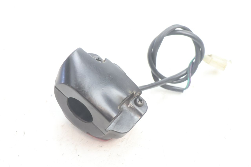 photo de COMMODO DROIT PEUGEOT LUDIX PRO 2T 50 (2010 - 2017) - Gros plan technique