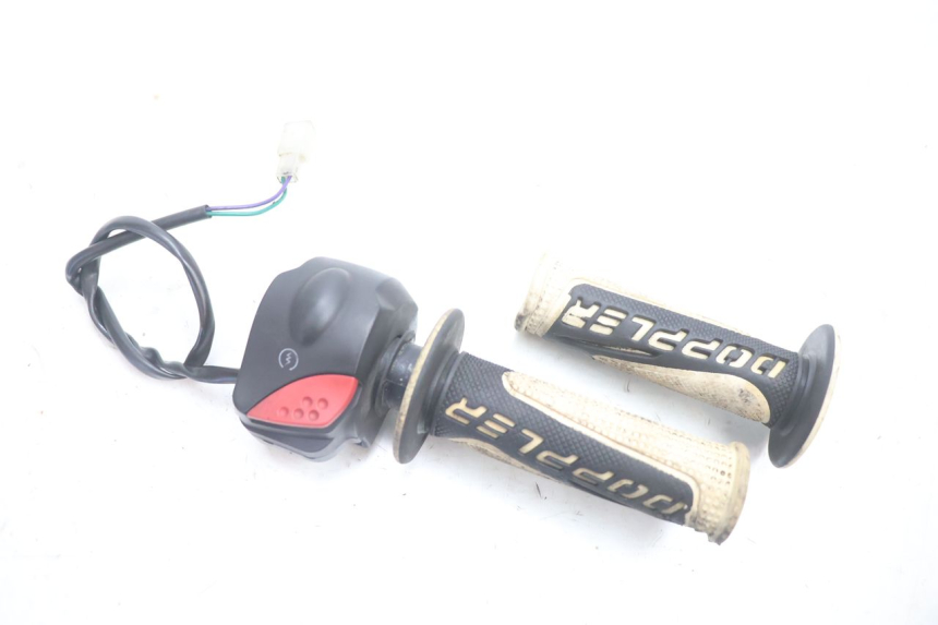 photo de COMMODO DROIT PEUGEOT LUDIX SNAKE 2T 50 (2004 - 2014) - Vue principale