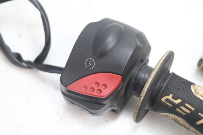 photo de COMMODO DROIT PEUGEOT LUDIX SNAKE 2T 50 (2004 - 2014) - Détail de la pièce