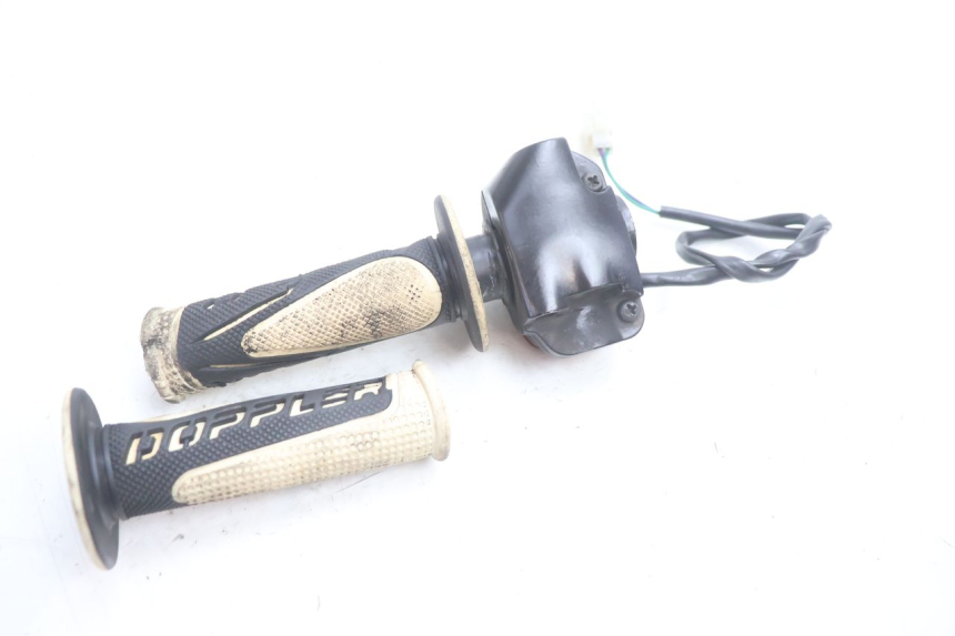 photo de COMMODO DROIT PEUGEOT LUDIX SNAKE 2T 50 (2004 - 2014) - Gros plan technique