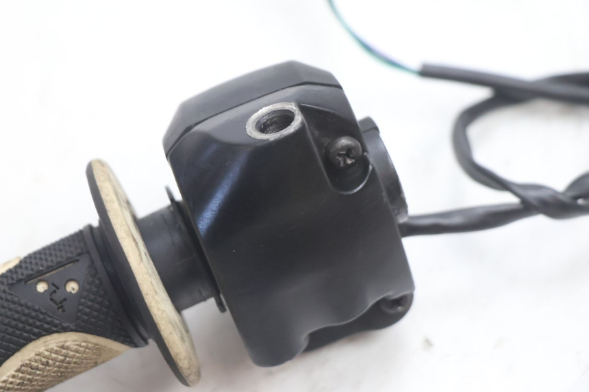 photo de COMMODO DROIT PEUGEOT LUDIX SNAKE 2T 50 (2004 - 2014) - Pièce contrôlée