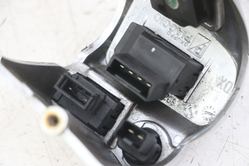 photo de COMMODO DROIT PIAGGIO MP3 LT 400 (2007 - 2012)
