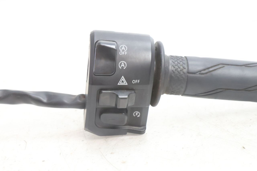 photo de COMMODO DROIT YAMAHA N-MAX NMAX 125 (2021 - 2024) - Zoom état d’usage