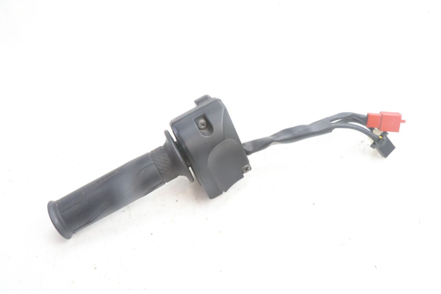 photo de COMMODO DROIT YAMAHA N-MAX NMAX 125 (2021 - 2024) - Gros plan technique
