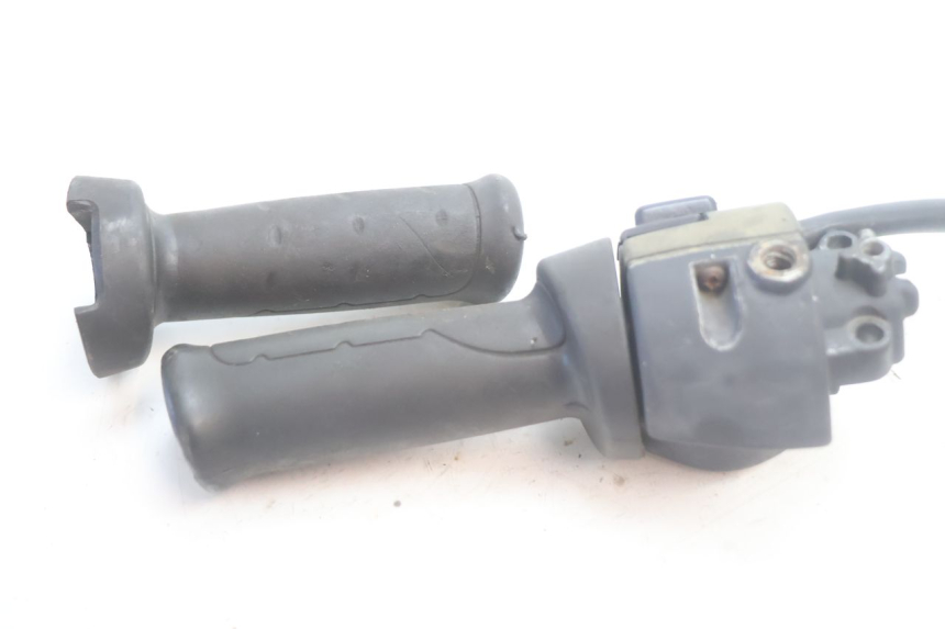 photo de COMMODO DROIT MBK NITRO 50 (2004 - 2008) - Gros plan technique