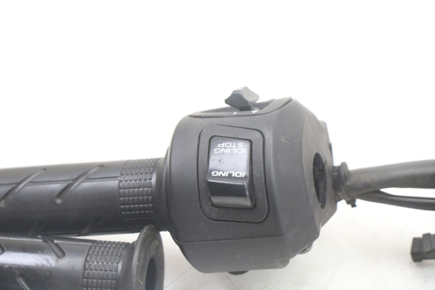 photo de COMMODO DROIT HONDA PCX (JF57/JF64) 125 (2014 - 2018) - Gros plan technique