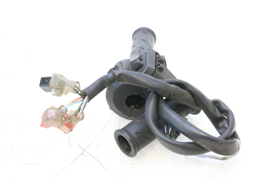 photo de COMMODO DROIT HONDA PCX (JF57/JF64) 125 (2014 - 2018) - Gros plan technique