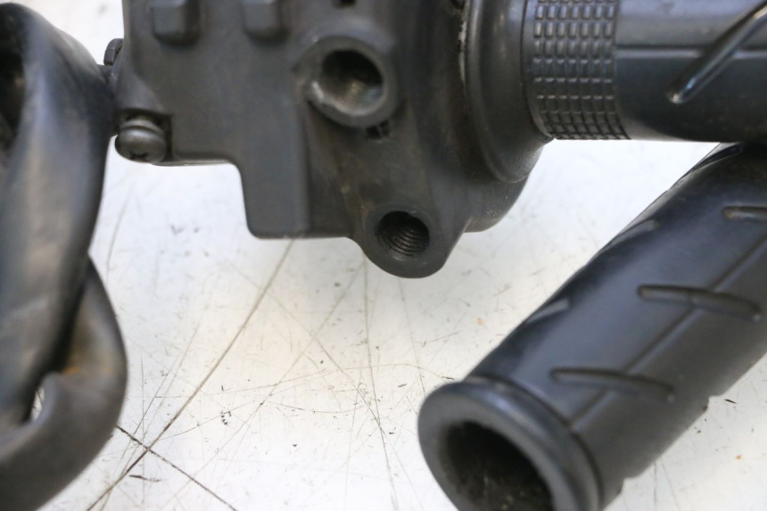 photo de COMMODO DROIT HONDA PCX (JF57/JF64) 125 (2014 - 2018) - Points de fixation