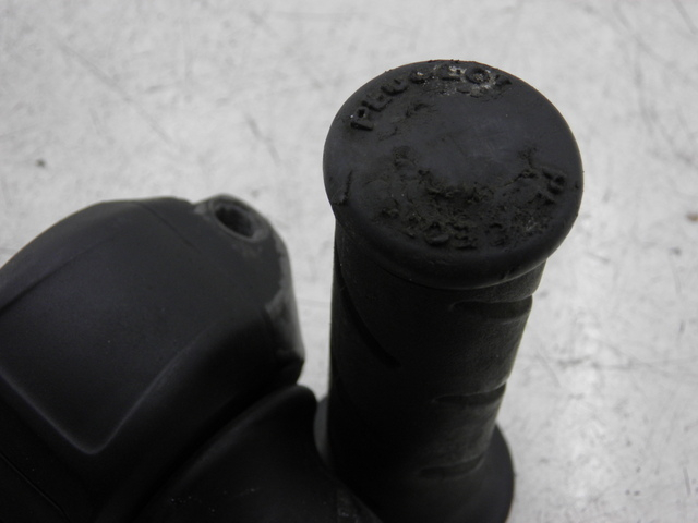 photo de COMMODO DROIT PEUGEOT LUDIX 50 (2008 - 2017)