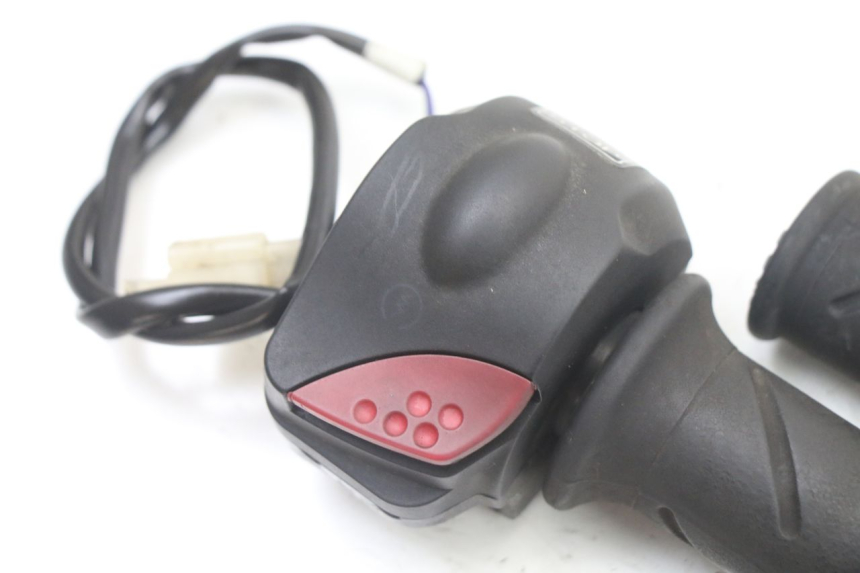 photo de COMMODO DROIT PEUGEOT TREKKER TKR 50 (2005 - 2014)
