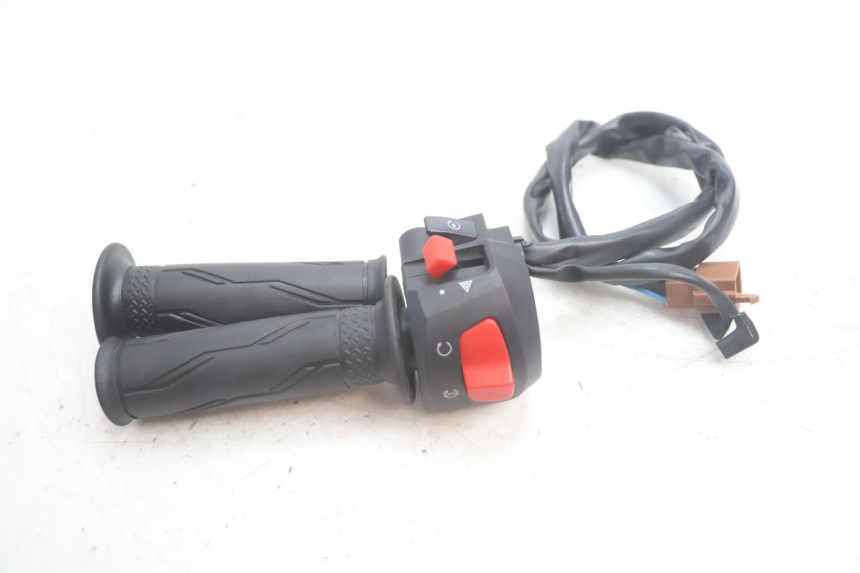 photo de COMMODO DROIT JM MOTORS R-MAX TECH 50 (2024 - 2026) - Autre angle de vue