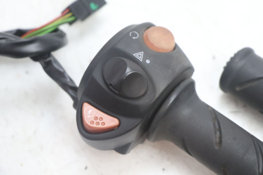 photo de COMMODO DROIT PEUGEOT SATELIS 125 (2013 - 2018) - Détail de la pièce