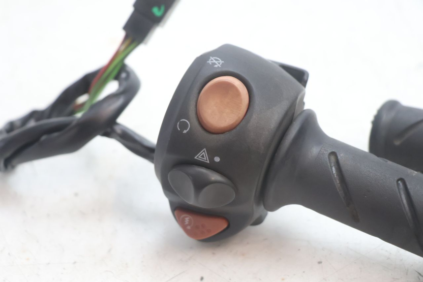 photo de COMMODO DROIT PEUGEOT SATELIS 125 (2013 - 2018) - Zoom état d’usage