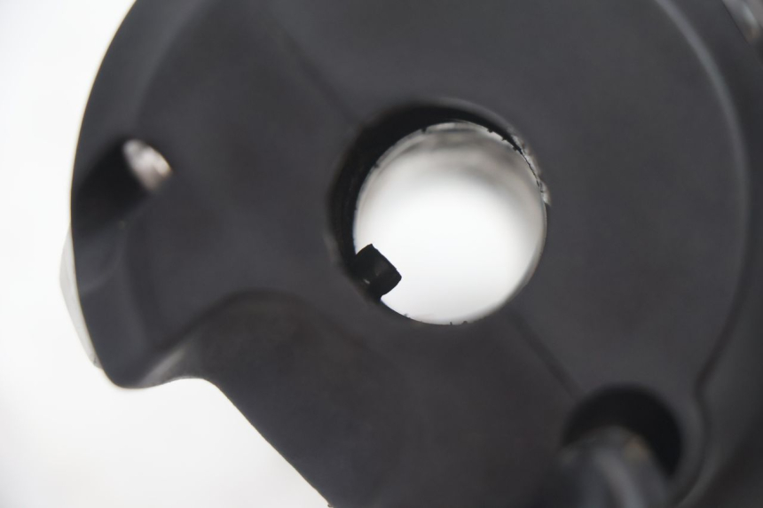photo de COMMODO DROIT PEUGEOT SATELIS 125 (2013 - 2018) - Points de fixation