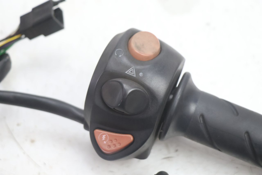 photo de COMMODO DROIT PEUGEOT SATELIS 125 (2013 - 2018) - Détail de la pièce