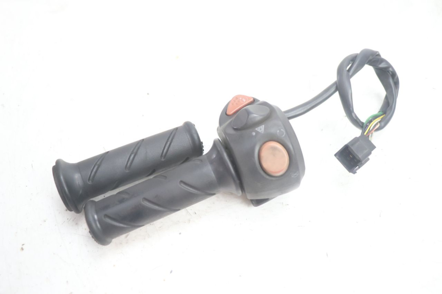 photo de COMMODO DROIT PEUGEOT SATELIS 125 (2013 - 2018) - Autre angle de vue