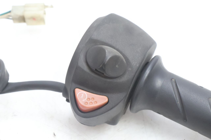 photo de COMMODO DROIT PEUGEOT SATELIS 125 (2006 - 2009) - Détail de la pièce