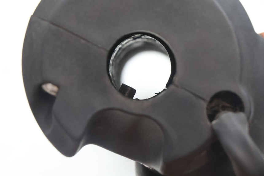 photo de COMMODO DROIT PEUGEOT SATELIS 125 (2006 - 2009) - Points de fixation