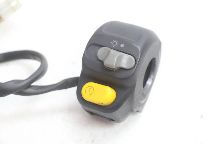 photo de COMMODO DROIT PEUGEOT SPEEDFIGHT 2 AC 50 (2000 - 2009) - Détail de la pièce