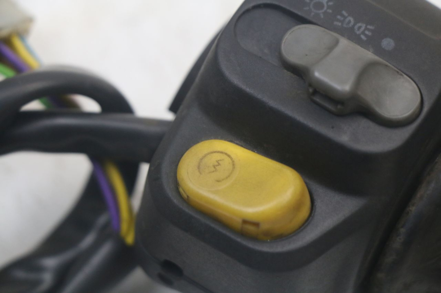 photo de COMMODO DROIT PEUGEOT SPEEDFIGHT 100 (1997 - 2007) - Autre angle de vue