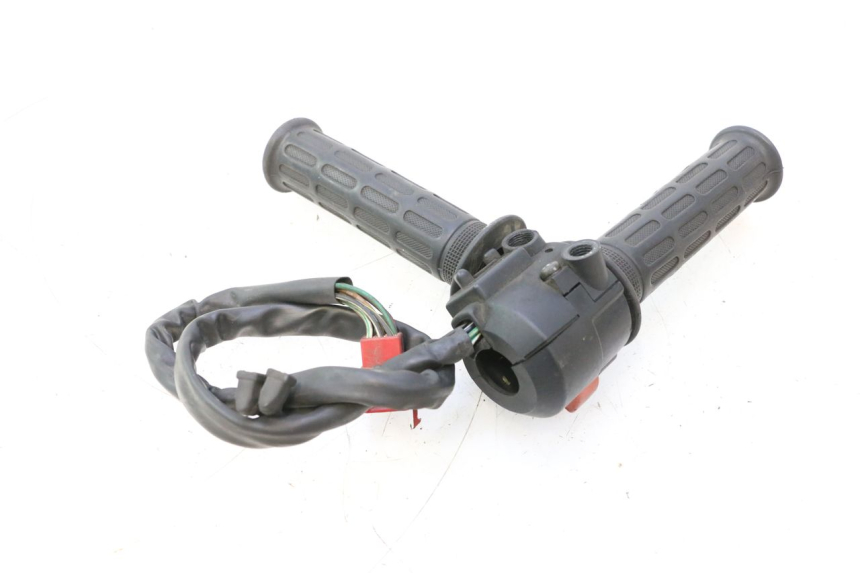 photo de COMMODO DROIT HONDA ST PAN EUROPEAN 1100 (1990 - 2002) - Gros plan technique