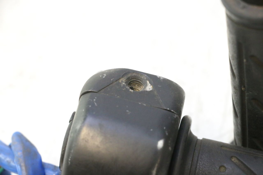 photo de COMMODO DROIT KYMCO SUPER 8 2T 50 (2007 - 2013) - Détail de la pièce