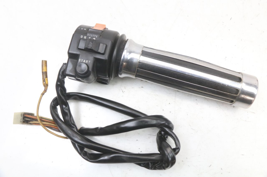 photo de COMMODO DROIT SUZUKI GSX E 250 (1982 - 1983)