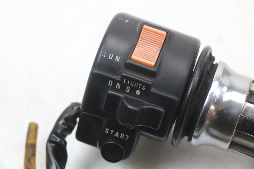 photo de COMMODO DROIT SUZUKI GSX E 250 (1982 - 1983)