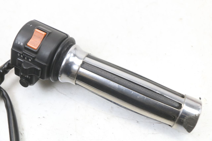 photo de COMMODO DROIT SUZUKI GSX E 250 (1982 - 1983)