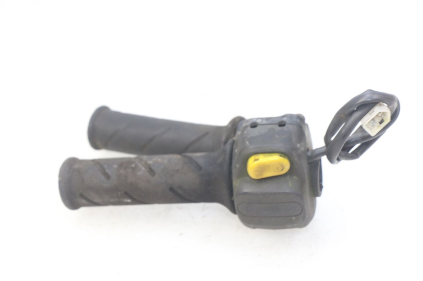 photo de COMMODO DROIT PEUGEOT TKR TREKKER FURIOUS 50 (2005 - 2014) - Détail de la pièce