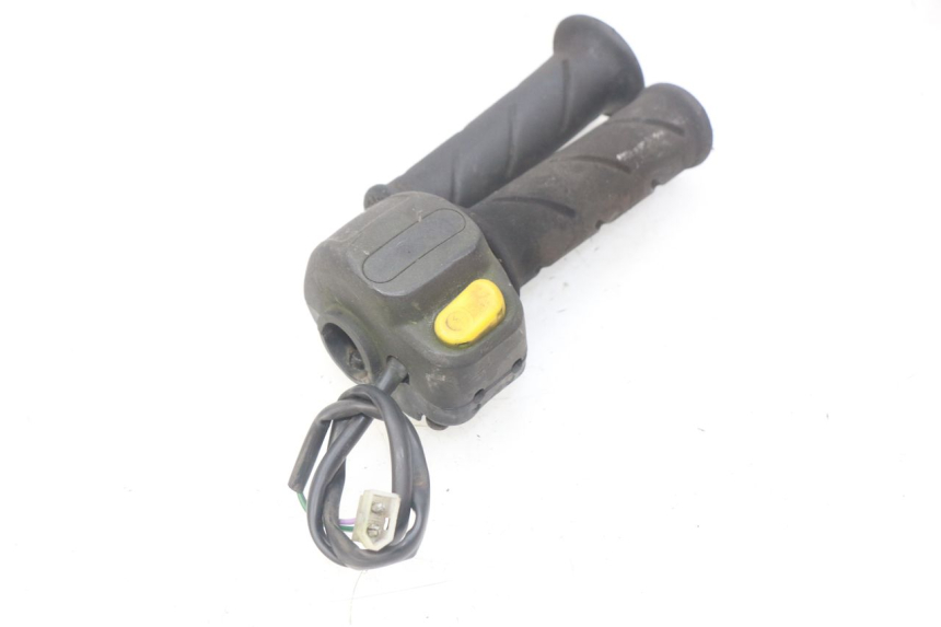 photo de COMMODO DROIT PEUGEOT TKR TREKKER FURIOUS 50 (2005 - 2014) - Gros plan technique