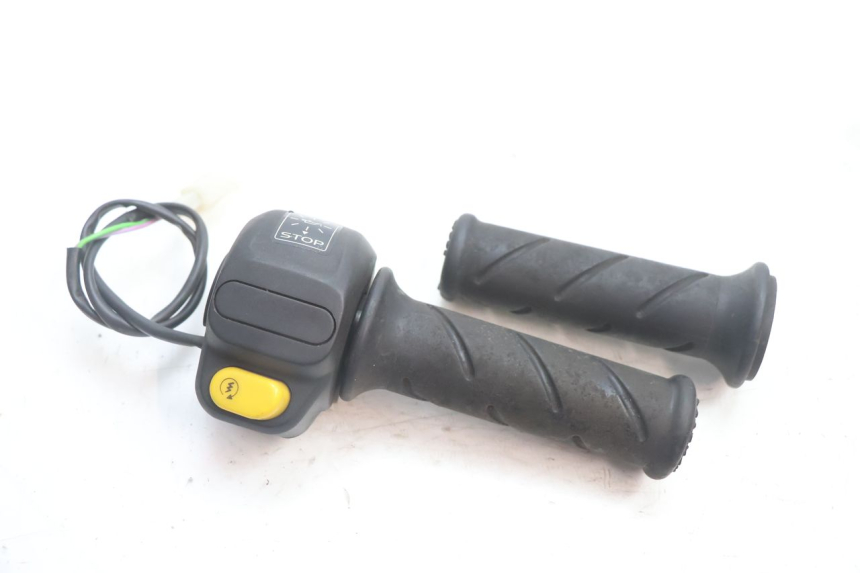 photo de COMMODO DROIT PEUGEOT TKR TREKKER FURIOUS 50 (2005 - 2014) - Vue principale
