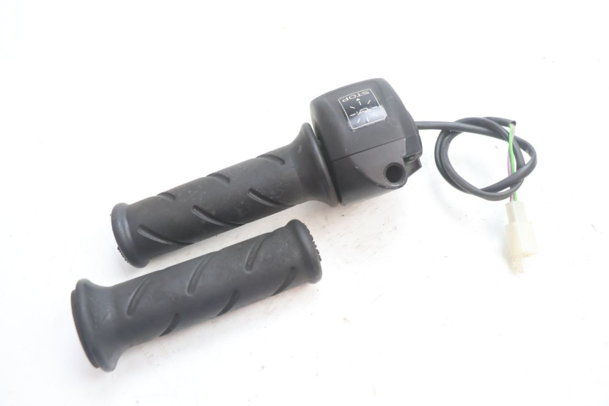 photo de COMMODO DROIT PEUGEOT TKR TREKKER FURIOUS 50 (2005 - 2014) - Autre angle de vue