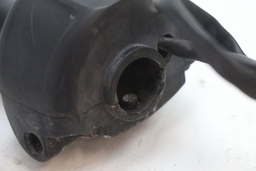 photo de COMMODO DROIT PEUGEOT TREKKER 50 (1995 - 2004) - Points de fixation