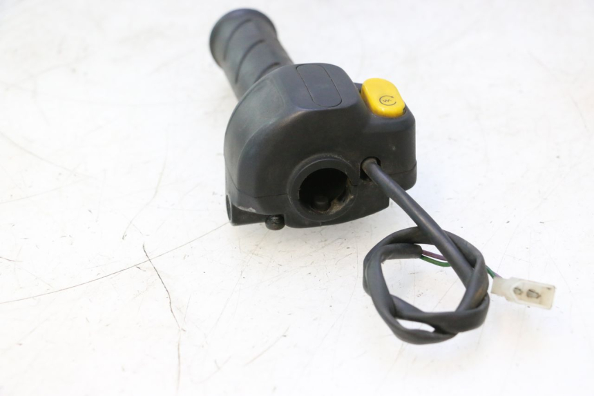 photo de COMMODO DROIT PEUGEOT TREKKER 50 (1995 - 2004) - Autre angle de vue