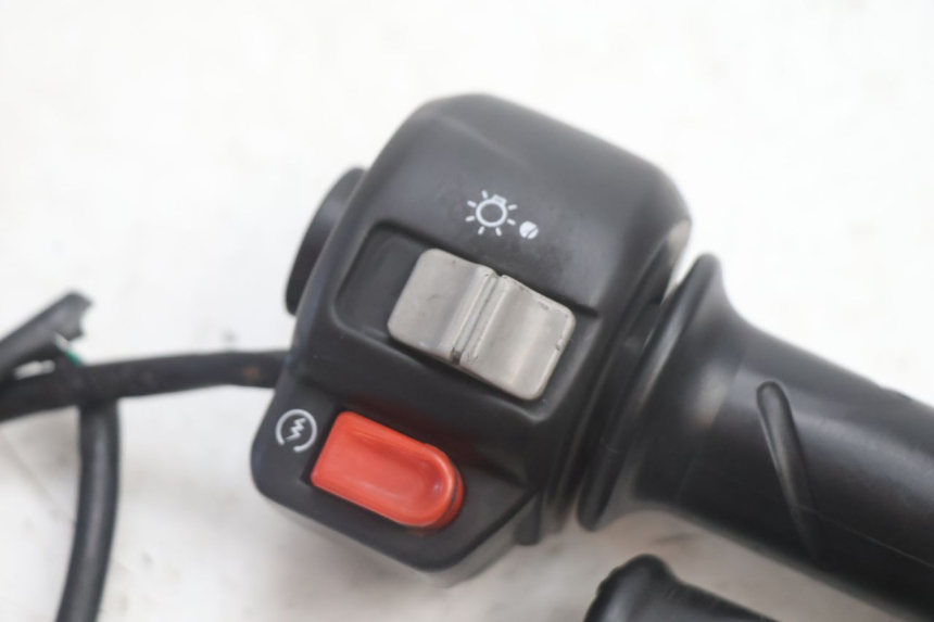 photo de COMMODO DROIT PEUGEOT TREKKER 50 (1995 - 2004) - Détail de la pièce