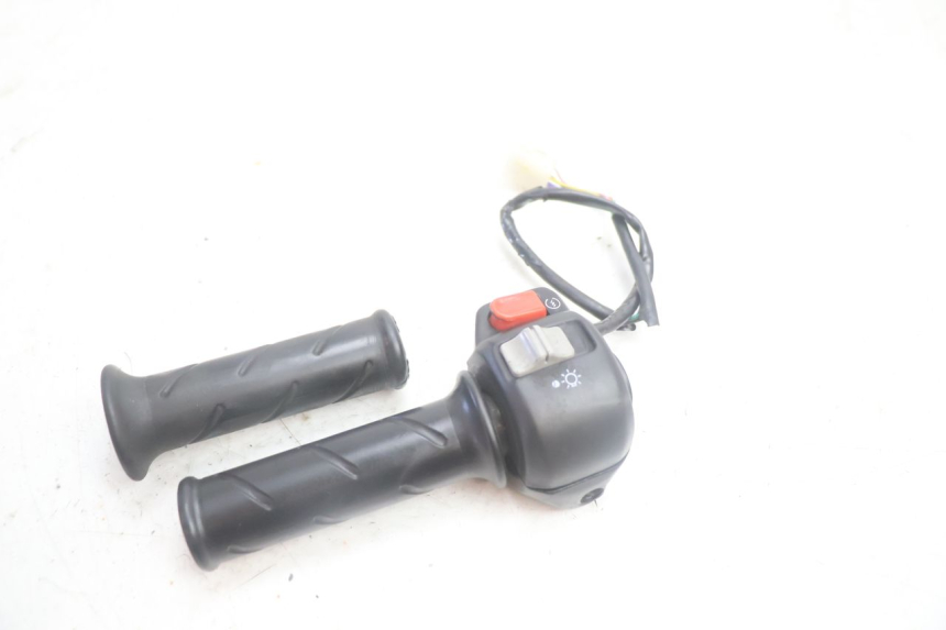 photo de COMMODO DROIT PEUGEOT TREKKER 50 (1995 - 2004) - Autre angle de vue