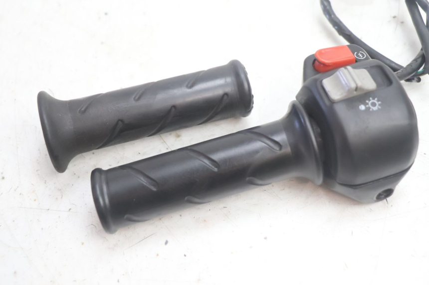 photo de COMMODO DROIT PEUGEOT TREKKER 50 (1995 - 2004) - Gros plan technique