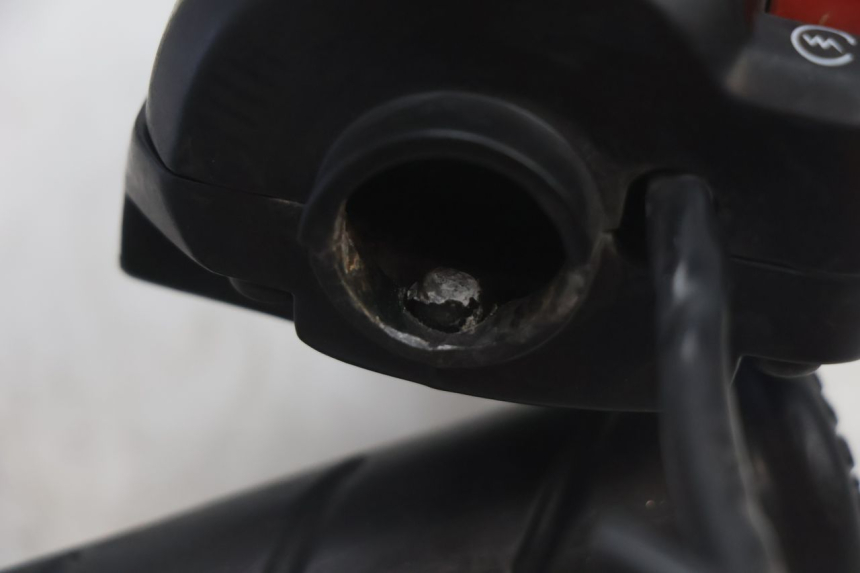 photo de COMMODO DROIT PEUGEOT TREKKER 50 (1995 - 2004) - Points de fixation