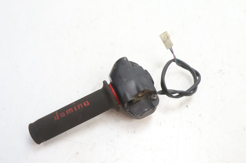 photo de COMMODO DROIT PEUGEOT VIVACITY 50 (1998 - 2003) - Gros plan technique